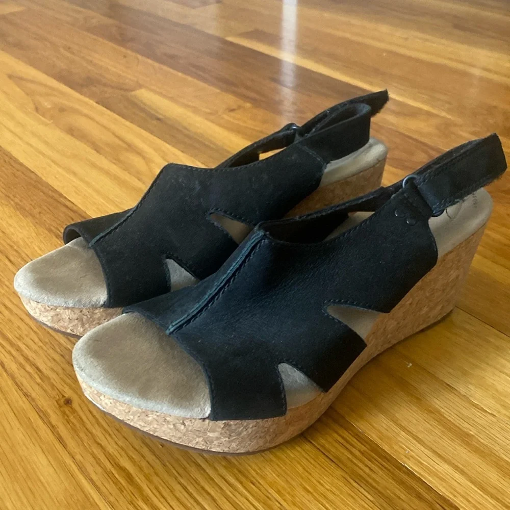 Clarks Women’s Black Wedge Sandals Size 8 - Picture 1 of 9